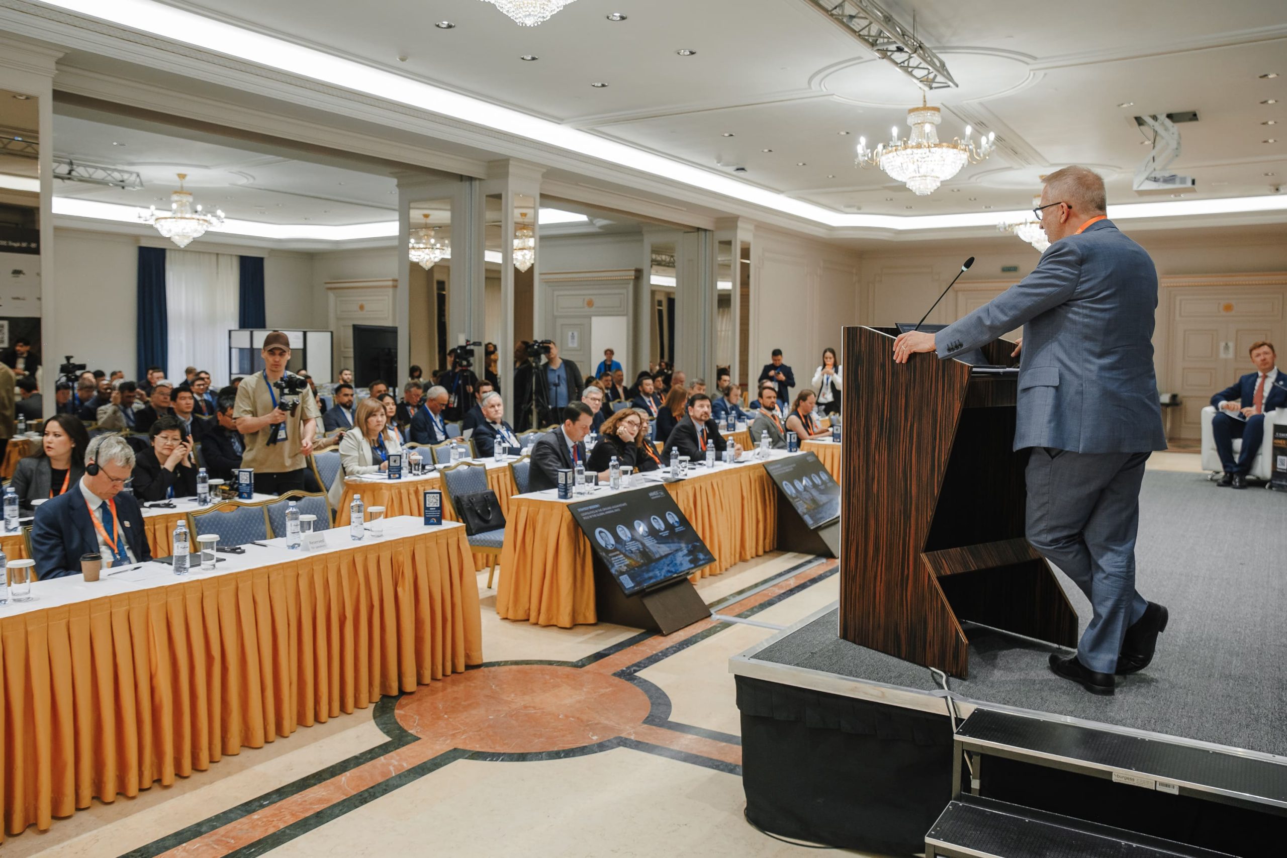 Делегаты общаются на форуме MINEX Kazakhstan 2026