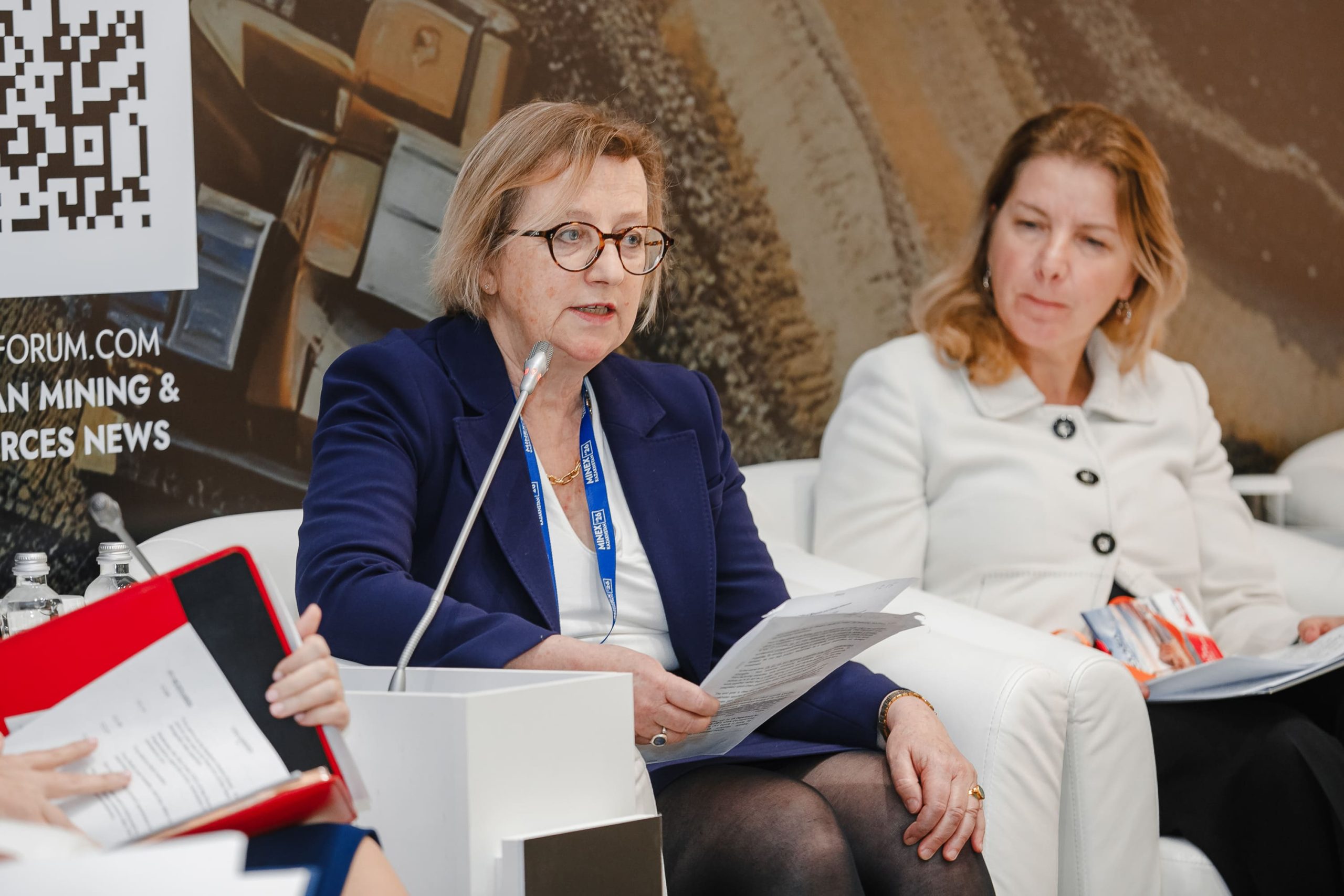 Салли Эксворти и Алеска Симкич на панели послов
