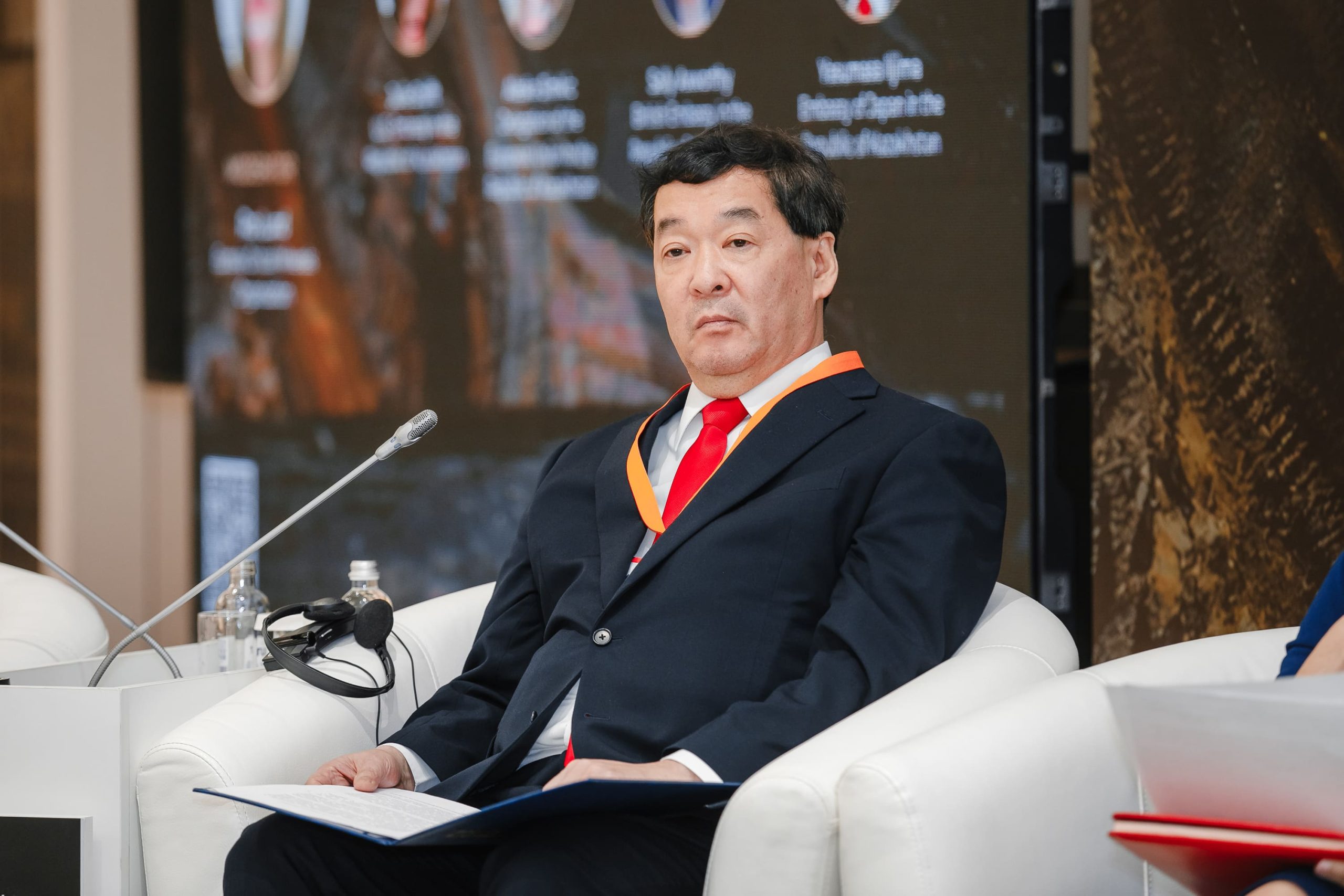 Ясумаса Иидзима на дипломатической сессии